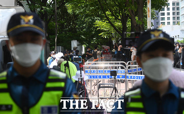 보수·진보단체가 주말인 29일 서울 도심에서 대규모 집회를 연다. 경찰은 교통 혼잡이 예상된다며 대중교통 이용을 당부했다./이동률 기자