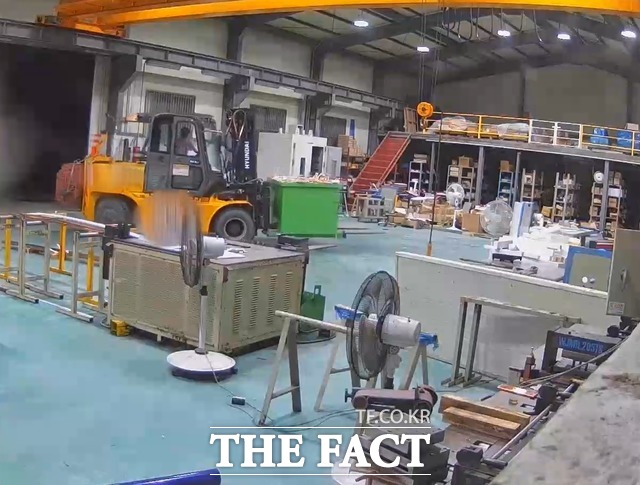 공장 내부에 침입한 절도범 일당이 지게차를 이용해 고가의 원자재를 옮기고 있다. /경기북부경찰청 제공.CCTV 영상 캡쳐