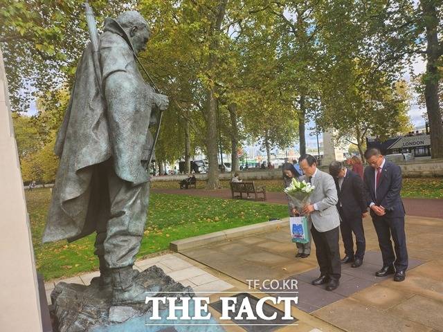 박상돈 천안시장이 영국 국방부 청사 앞에 있는 런던 한국전 참전 기념비를 찾아 헌화했다. / 천안시 제공