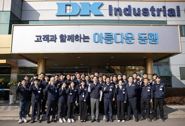이재용 삼성전자 회장이 28일 광주에 있는 협력회사 디케이를 방문, 디케이 직원들과 기념 촬영을 하고 있다. /삼성전자 제공