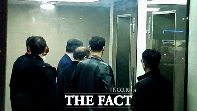 유 전 본부장은 28일 서울중앙지법에서 열린 대장동 개발 특혜 의혹 사건 재판을 마친 뒤 그의 자택 앞에서 <더팩트> 등 취재진과 만나 과거 국정감사 때도 이재명 대표가 대장동을 성과로 내세우지 않았나라며 말을 좀 바꾸지 않았으면 좋겠다고 강조했다. 사진은 유 전 본부장(왼쪽 네번째)이 취재진과 인터뷰를 마치고 수행원들과 집으로 올라가는 모습./주현웅 기자