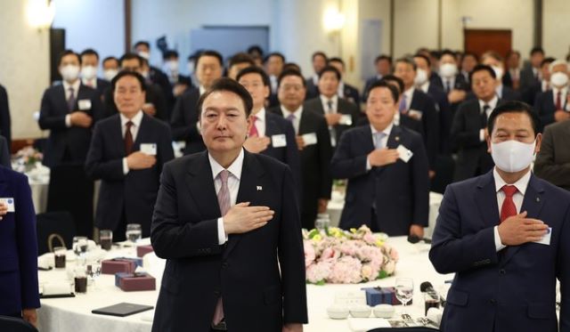윤석열 대통령이 28일 민선 8기 전국 기초단체장들과의 오찬 간담회에 앞서 국민의례를 갖고 있다.