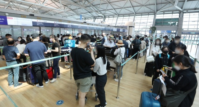 국내 항공업계가 중국으로 가는 항공편을 늘리면서 실적 개선세가 빨라질지 여부가 주목된다. 사진은 인천국제공항 출국장의 모습. /뉴시스