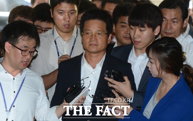 2013년 7월 구속 전 피의자 심문 당시 윤중천(가운데) 씨. /이새롬 기자