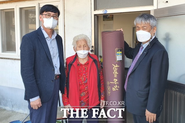 김신철 동장은 “어려운 경제로 유난히 춥게 느껴지는 겨울, 따뜻한 난방용품으로 훈훈해지길 희망한다”며 “앞으로도 어르신들이 따뜻하고 안전한 겨울을 날 수 있도록 세심히 살피겠다”고 말했다. / 정읍시 제공