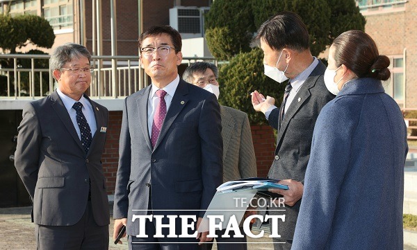 윤건영 충북도교육감은 단양 양방산 케이블카 개발사업과 관련해 지난 28일 오후 단양고등학교 일원과 케이블카 사업 예정지를 방문했다. /충북도교육청.