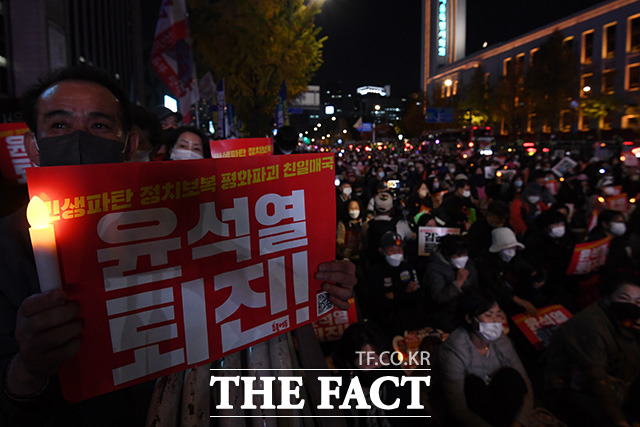 촛불전환행동의 정부 규탄 집회가 29일 오후 서울 종로구 세종대로 일대에서 열린 가운데 참가자들이 손피켓을 들어보이고 있다. /남용희 기자