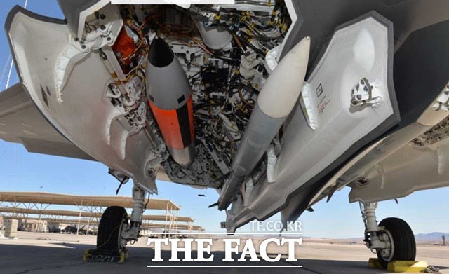 미국의 스텔스 전투기 F-35A의 내부 무장창에 탑재된 B61-12 개량형 핵폭탄.러시아가 우크라이나에서 핵무기를 사용하겠다고 위협하고 있는 가운데 미국은 B61-12의 개량형 배치를 내년 봄에서 올해 말로 앞당길 계획이다. /샌디아연구소