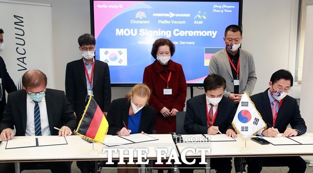 김태흠 지사는 28일(현지시각) 프랑크푸르트 파이퍼베큠 본사에서 브리따 기센 파이퍼베큠테크놀로지 대표, 볼프강 에르크 최고운영책임자, 홍림표 파이퍼베큠 코리아 대표, 박경귀 아산시장(맨 오른쪽)과 투자양해각서(MOU)를 체결했다. / 충남도 제공