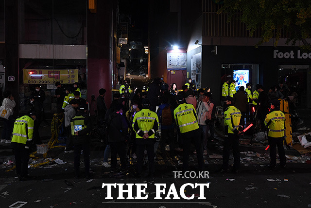 지난 29일 밤 서울 용산구 이태원 일대에서 대규모 압사사고가 발생한 가운데 30일 새벽 경찰들이 사고현장을 살펴보고 있다./남용희 기자