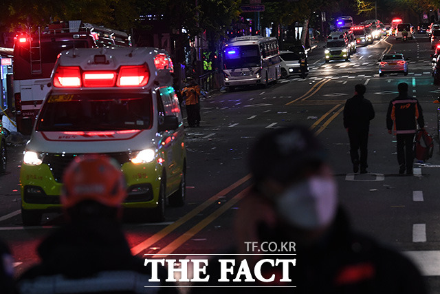 지난 29일 밤 서울 용산구 이태원 일대에서 대규모 압사사고가 발생한 가운데 30일 새벽 구급차들이 대기하고 있다./남용희 기자