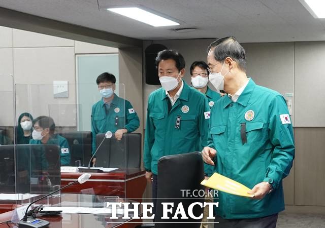 30일 오후 서울시청을 방문한 한덕수 국무총리와 오세훈 서울시장이 대화를 나누고 있다./서울시 제공