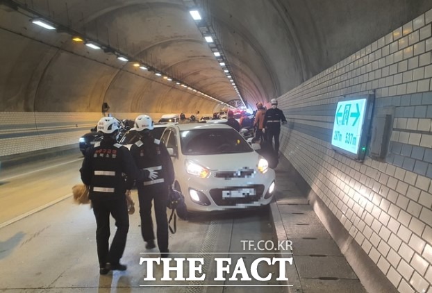 30일 오후 1시 30분쯤 충북 보은군 수한면 소재 당진영덕고속도로 청주방향 수리티 터널에서 6중 추돌사고가 났다. /충북소방본부.