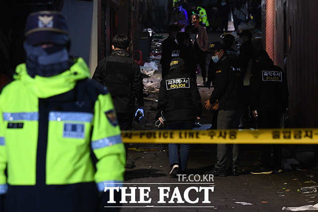 [더팩트ㅣ남용희 기자] 지난 29일 밤 서울 용산구 이태원 일대에서 대규모 압사사고가 발생한 가운데 30일 새벽 경찰들이 사고현장을 살펴보고 있다.