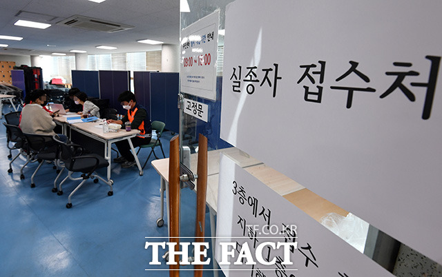 이태원 일대 대규모 압사사고로 151명 사망자가 발생한 30일 오전 한남동 주민센터에 마련된 실종자 접수처에서 가족이나 지인과 연락이 두절된 시민들이 실종자 접수를 하고 있다./남용희 기자