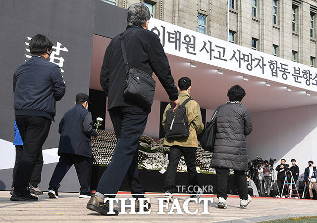 31일 오후 서울 중구 서울광장에 마련된 이태원 압사사고 희생자 합동분향소를 찾은 시민들이 조의를 표하고 있다 /이동률 기자.