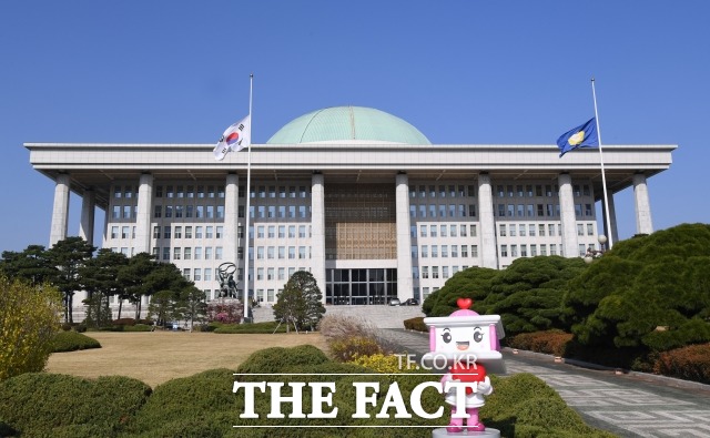 국민의힘과 더불어민주당은 31일 이태원 참사 수습 차원에서 국회 운영위원회 대통령실 국정감사를 일주일 연기하기로 합의했다. 여야는 이날 오후 수석 회동을 통해 세부 일정을 조율할 예정이다./ 이새롬 기자