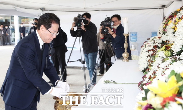 김영록 전남지사가 31일 오전 도청 만남의 광장에 마련된 합동분향소를 찾아 조문하고 있다. 전남도청 제공/무안=홍정열 기자