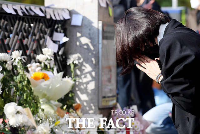 [더팩트｜이선화 기자] 이태원 참사가 일어난 지 이틀이 지난 31일 오전 서울 용산구 이태원역 일대에서 시민들이 헌화를 하며 추모하고 있다.