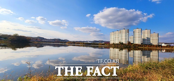 31일 오후 충북 청주시 흥덕구 오송읍에 위치한 오송호수공원. 가을 하늘이 맑고 푸르다. /청주=이주현 기자.