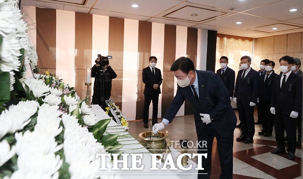 이범석 청주시장이 31일 오전 충북도청에 마련된 이태원 참사 희생자 합동분향소를 찾아 조문했다. /청주시.