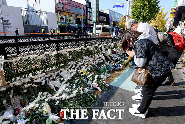 이태원 참사가 일어난 지 이틀이 지난 31일 오전 서울 용산구 이태원역 일대에서 시민들이 헌화를 하며 희생자들을 추모하고 있다. /이선화 기자