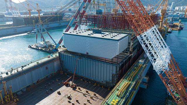 대우조선해양이 세계 최초로 이중연료추진 컨테이너 운반선에 고망간강 LNG 연료탱크를 탑재하는 데 성공했다. /대우조선해양 제공