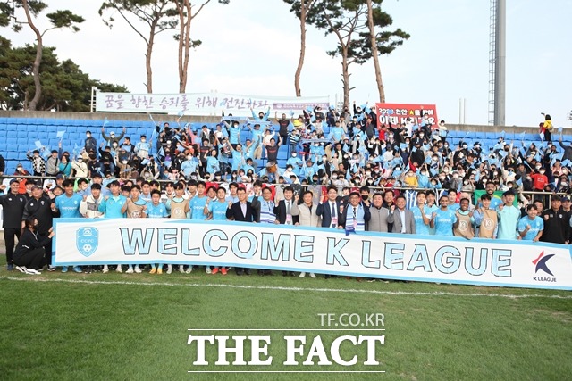 천안시축구단이 지난 29일 진행된 2022 K3 리그 최종전에서 포천시민구단에게 2대1 승리를 거두고 2023년 K2리그 진출을 자축했다. / 천안시축구단 제공