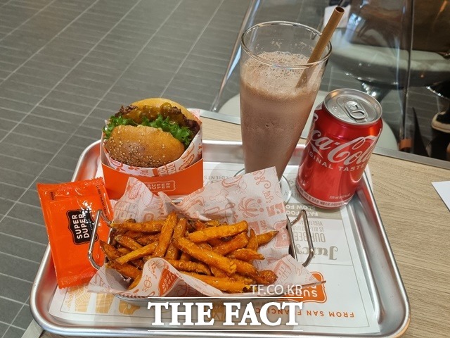 서울 서초구 인근 슈퍼두퍼(Super Duper) 강남점에서 시식 메뉴로 선보인 슈퍼 싱글 버거(8900원), 스위트 포테이토 프라이즈(7500원), 초코 쉐이크(6900원). /서초구=이선영 기자