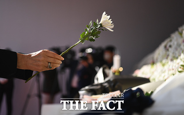 중앙재난안전대책본부는 31일 밤 이태원 압사 참사 피해를 입은 24세 여성이 치료 중 숨졌다고 밝혔다. /이동률 기자