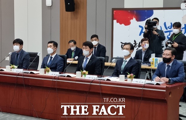 (왼쪽부터)강대철 한화솔루션 전무, 황정욱 한화솔루션 사장, 홍현성 현대엔지니어링 대표이사, 한대희 현대엔지니어링 전무, 박상윤 현대엔지니어링 상무. / 네포 = 최현구 기자