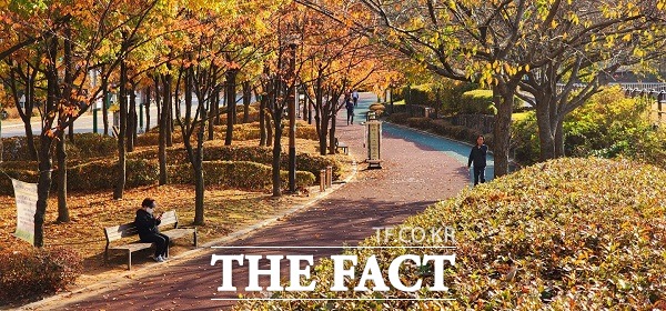 31일 오후 충북 청주시 흥덕구 오송읍에 위치한 오송호수공원. 청주시민들이 산책을 하고 있다. /청주=이주현 기자