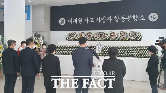 서울 이태원 참사에서 사망한 대전시민 희생자 추모를 위한 합동분향소가 대전시청 1층에 마련된 가운데 시민들의 조문이 이어지고 있다. / 대전시=최영규 기자