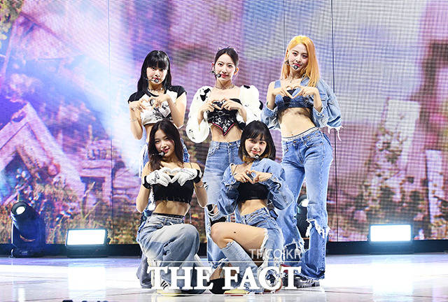 걸그룹 르세라핌이 미국 빌보드 메인 차트 빌보드 200 14위로 진입했다. /이동률 기자