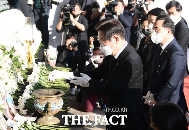 이재명 더불어민주당 대표가 1일 오후 서울 중구 서울광장에 마련된 이태원 사고 사망자 합동분향소를 찾아 분향하고 있다.