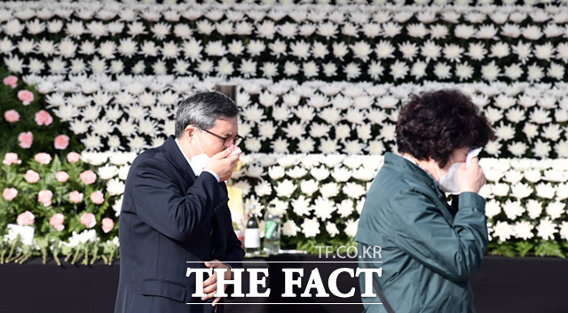 1일 오후 서울 중구 서울광장에 마련된 이태원 사고 사망자 합동분향소를 찾은 시민들이 조문 뒤 눈물을 흘리고 있다.