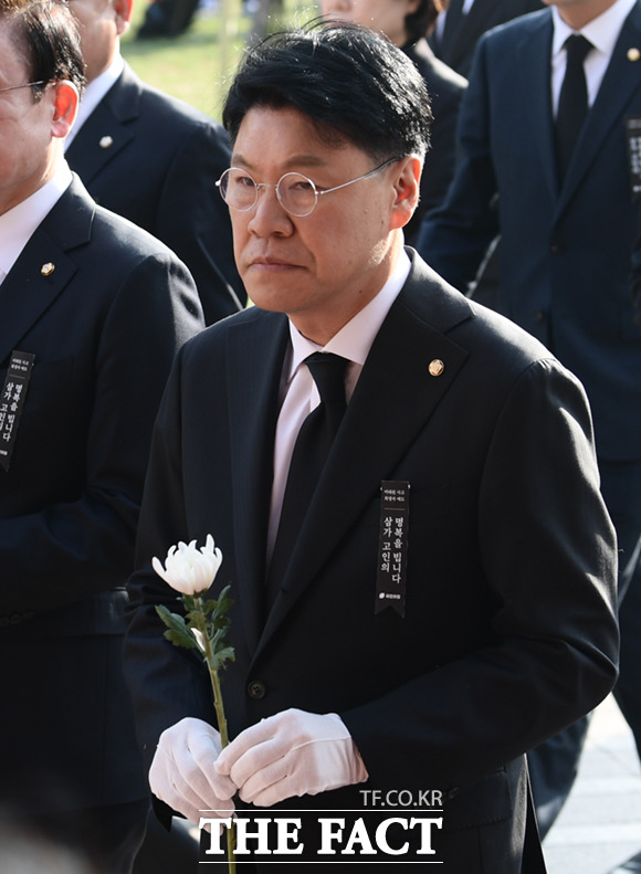 장제원 국민의힘 의원이 1일 오후 서울 중구 서울광장에 마련된 이태원 사고 사망자 합동분향소를 찾아 조문하고 있다.