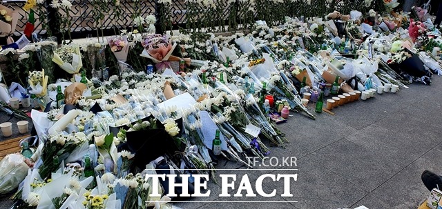 서울 이태원역 1~2번 출구 앞에는 피해자들을 추모하는 이들의 발길이 끊이지 않고 있다./주현웅 기자