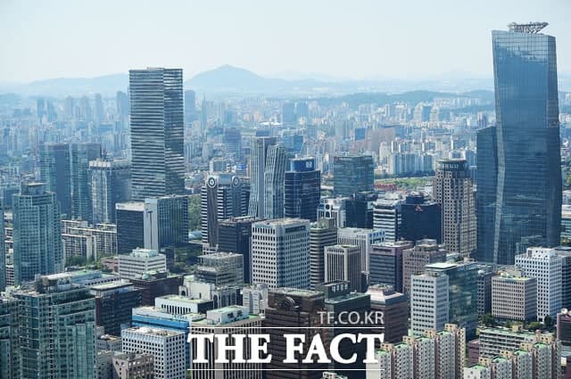 시장은 연준이 11월 FOMC에서 자이언트 스텝(한 번에 금리 0.75%포인트 인상)을 밟을 것으로 예상하고 있다. /더팩트 DB