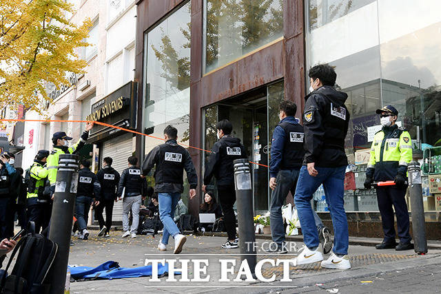 31일 오후 서울 용산구 이태원역 인근 현장에 투입된 서울경찰청 수사본부와 국립과학수사연구원 관계자들이 현장감식을 마치고 현장에서 나오고 있다. /이선화 기자