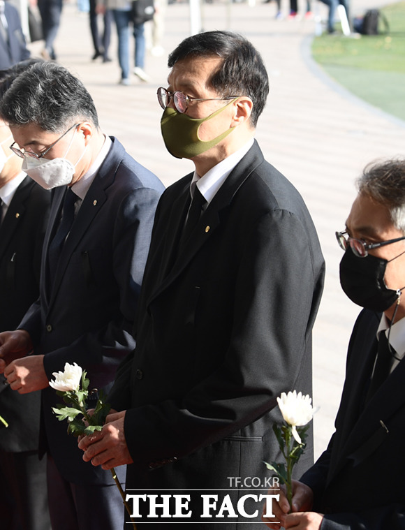 이창용 한국은행 총재가 1일 오후 서울 중구 서울광장에 마련된 이태원 사고 사망자 합동분향소를 찾아 조문하고 있다.