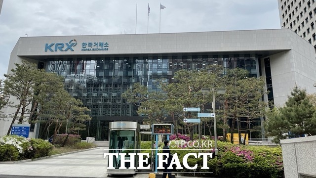 한국거래소가 내년 1월부터 시장참여자의 거래비용 축소를 위해 증권과 파생상품시장의 호가 가격단위를 개선할 예정이라고 1일 밝혔다. /더팩트 DB