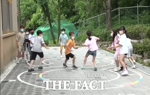 초등생들의 놀이공간 활용 모습. /경기도교육청 제공
