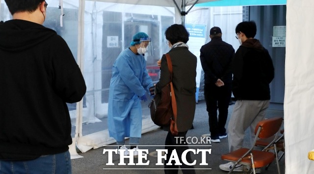 코로나19 신규 확진자가 이틀 연속 5만 명 넘게 발생하는 가운데 주간 위험도가 6주 만에 상향 조정했다. 사진은 2일 오전 서울의 한 선별진료소에서 코로나 검사를 받으려는 시민들이 대기하고 있다./뉴시스