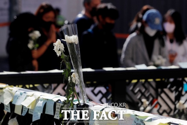 사진은 2일 서울 용산구 이태원역 1번 출구 앞에 마련된 이태원 참사 희생자 추모 공간에서 시민들이 희생자들을 추모하고 있다./뉴시스