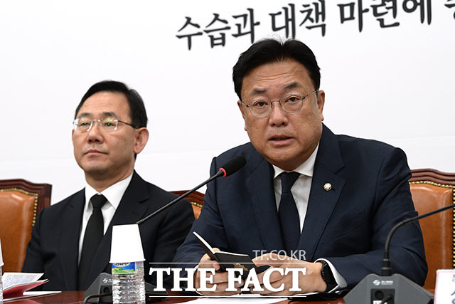 정진석(오른쪽) 국민의힘 비상대책위원장이 2일 오전 서울 여의도 국회에서 열린 비상대책위원회의에서 모두발언을 하고 있다. /국회=남윤호 기자