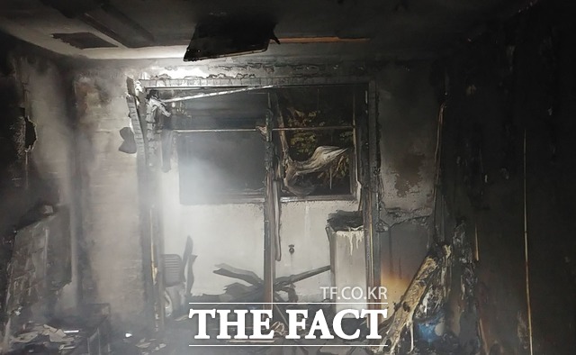 김천의 한 다가구 주택에서 불이 나 내부가 그을려 있다. /경북소방본부 제공