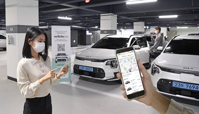 현대자동차그룹이 공유 오피스 입주 스타트업을 대상으로 전기차 공유 서비스인 위블 비즈를 시범 운영한다. 사진은 위블 비즈를 직접 사용하는 소비자의 모습. /현대자동차그룹 제공