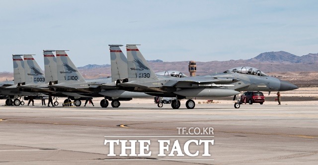 미공군이 일본 가데나 공군기지에 배치된 F-15C/D를 F-15EX나 F-35A로 대체하기 위해 1일부터 본토로 기체를 철수하고 있다. 사진은 지난해 10월25일 넬리스 공군기지에서 초도 작전 시험을 하기 위해 주기해 있는 F-15EX. /미공군