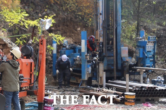 봉화 광산 매몰사고 현장에서 시추 작업 중이다/경북소방본부 제공